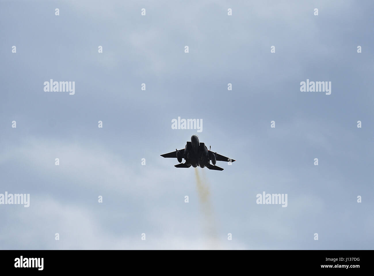 Eine F-15E Strike Eagle beteiligt sich an Übung Razor Talon, 7. April 2017, bei Atlantic Marine Corps abgelegenen Feld, North Carolina. Das Flugzeug nahm an der monatlichen Übung, die Service-Mitglieder einzigartige Möglichkeiten ermöglicht, Land, Luft und Meer Kräfte aus allen Serviceniederlassungen in eine realistische Trainingsumgebung zu kombinieren. (Foto: U.S. Air Force Airman 1st Class Kenneth Boyton) Stockfoto