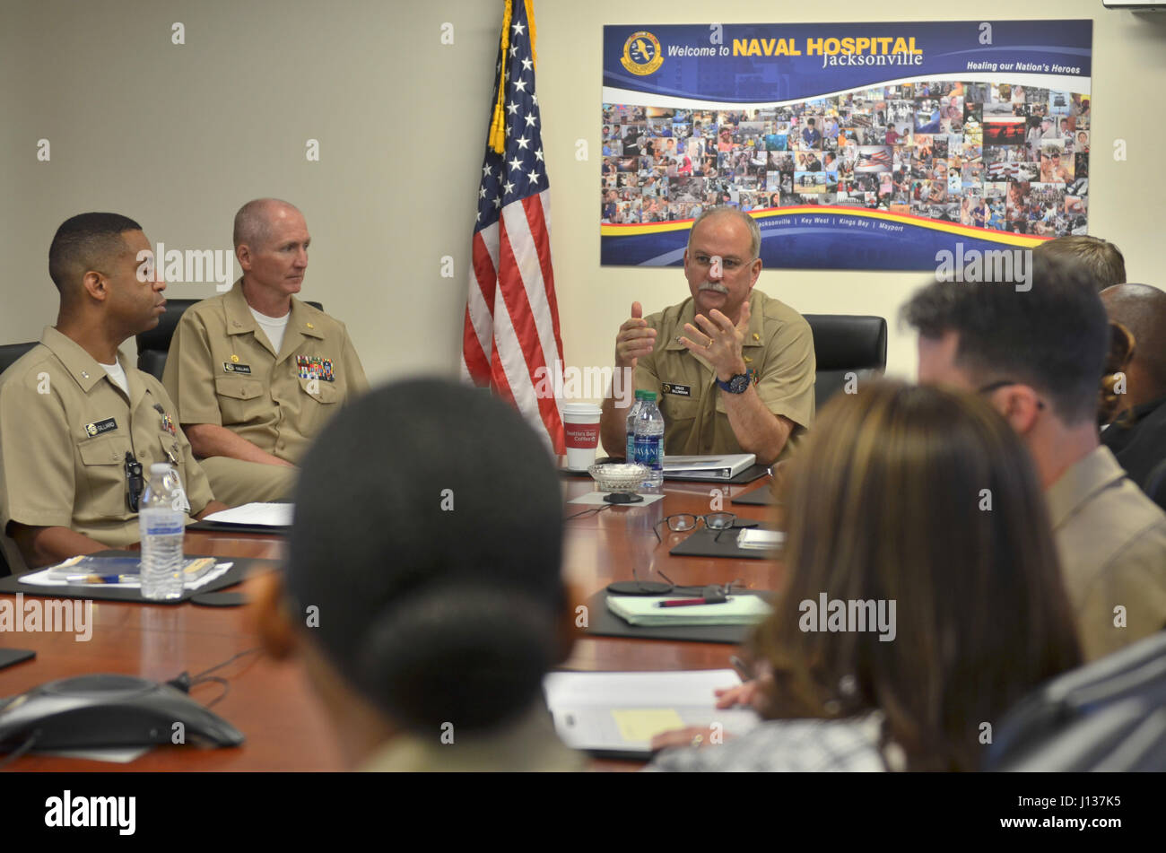 JACKSONVILLE, Florida (7. April 2017) – Rear Admiral Bruce Gillingham, stellvertretender Chef, Bereitschaft und Gesundheit, U.S. Navy Bureau of Medicine and Surgery, Adressen Naval Hospital (NH) Jacksonville Führung während einer Besprechung im Krankenhaus. Gillingham, der NH Jacksonville von 2008 bis 2010 befehligte, diskutierten aktuelle Entwicklungen in der Marine Medizin.  NH Jacksonville Personal informiert über den Status der Befehl Pilot des wertorientierten Versorgung, einschließlich der integrierten Praxis-Einheiten für Schmerzen im unteren Rücken, Diabetes, Arthrose und Schwangerschaft Gillingham. (US Navy Foto von Jacob Sippel, Naval Hospital Jacksonville/R Stockfoto