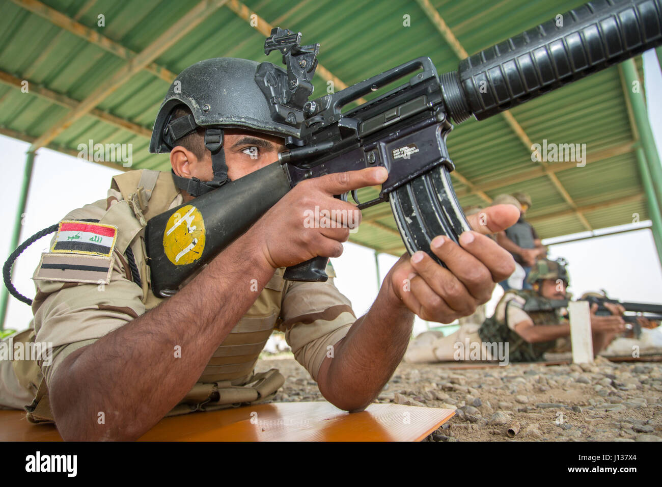 Ein irakischen Sicherheitskräften Soldat Lasten eine Magazin in seinem M16 Gewehr während einem Schießplatz im Camp Taji, Irak, 8. April 2017.  Die Soldaten nahmen an den junior Führern Kurs unter der Leitung von Koalition Kräfte und zur Verstärkung der Bekämpfung Grundfertigkeiten zur Unterstützung kombiniert Joint Task Force – Betrieb innewohnende zu beheben, der globalen Koalition gegen ISIS im Irak und in Syrien.  (Foto: U.S. Army Spc. Christopher Brecht) Stockfoto