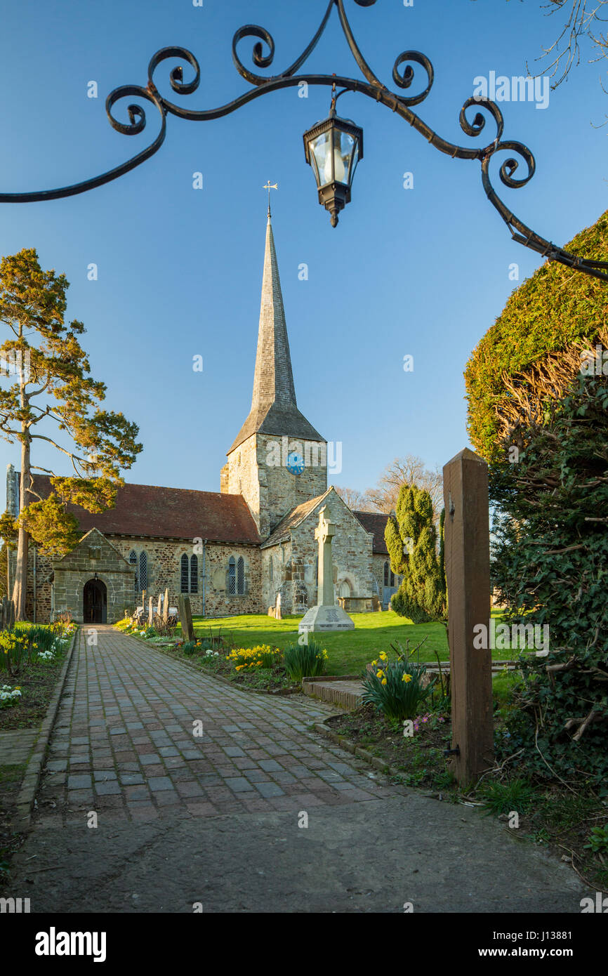 Anfang Frühling Nachmittag in der Kirche St. Giles in Horsted Keynes, West Sussex, England. Stockfoto
