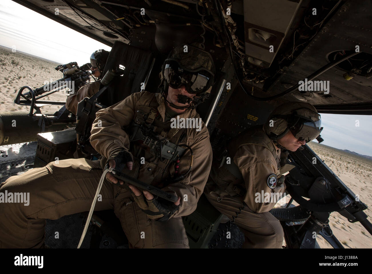 Die US-Marines führen während des Weapons and Tactics Instructors Course in Yodaville, Arizona, eine Nahflugübung durch, bei der sie taktische Luft- und Drehflügeleinheiten einsetzen, um Bodenkampfoperationen zu unterstützen. Stockfoto