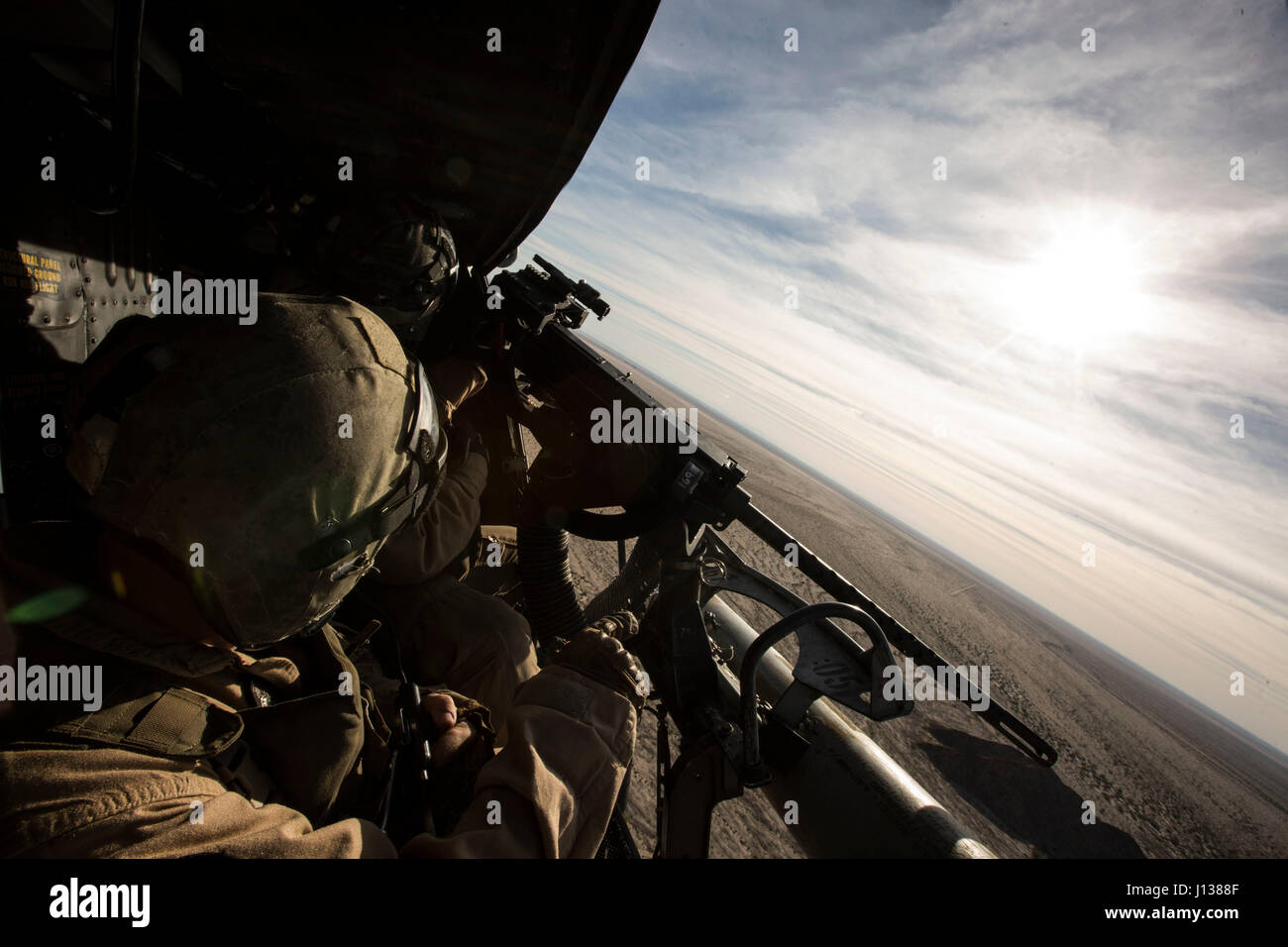 Die Marines führen während des Weapons and Tactics Instructors Course 2-17 in Yodaville, Arizona, eine Nahflugübung durch, bei der taktische Luft- und Rotationsflügelflugzeuge eingesetzt werden, um die Manöver der Bodenkampfelemente zu unterstützen. Stockfoto