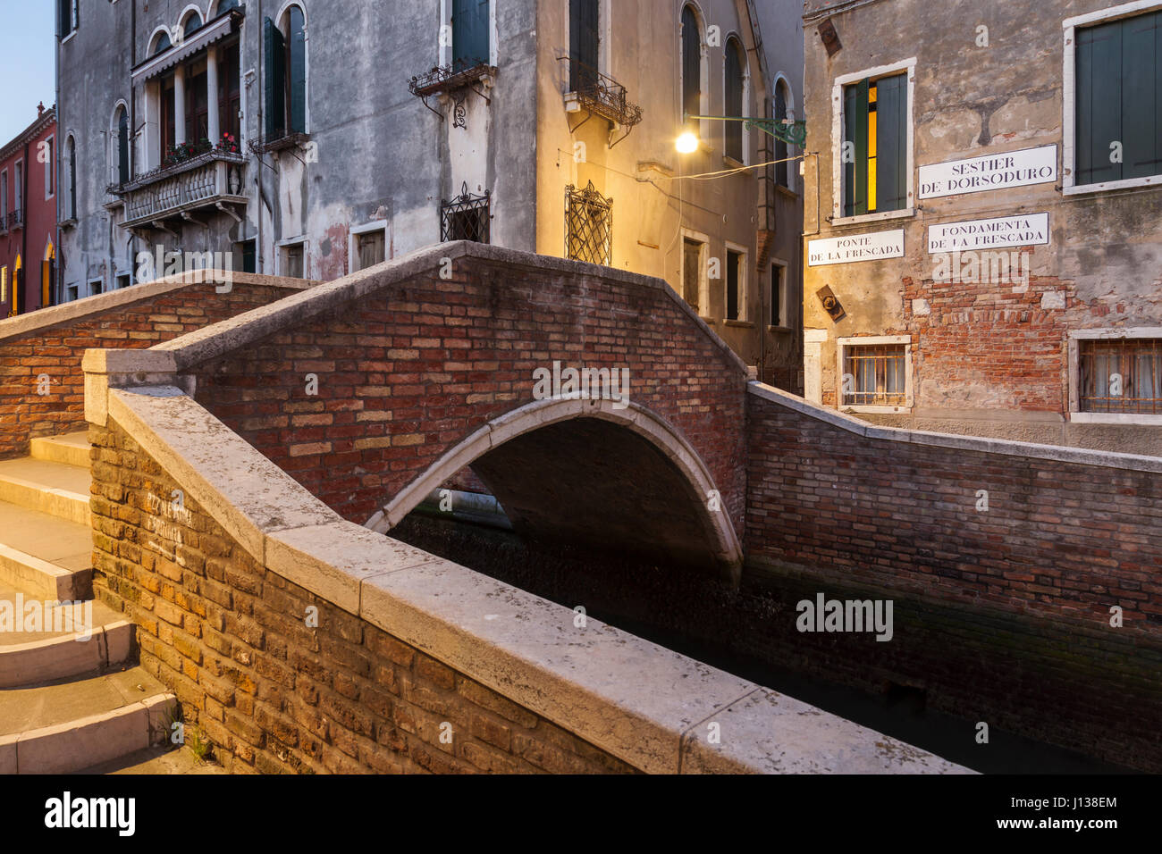 Dämmerung im Sestiere Dorsoduro, Venedig, Italien. Stockfoto