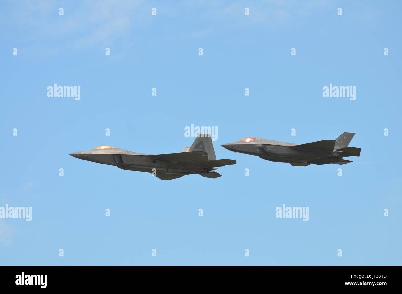 USAF Lockheed Martin F-22A Raptor und F-35A Lightning II Stealth-Fighter Jets Stockfoto