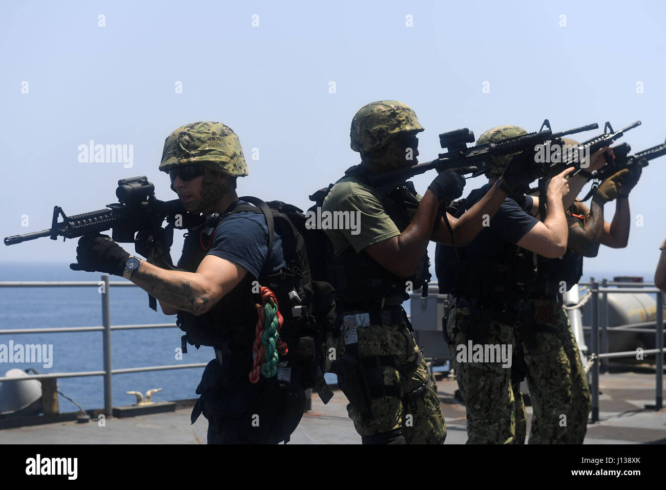 Seeleute des VBSS-Teams führen Übungen an Bord der USS Carter Hall (LSD 50) während der Übung Alligator Dagger 17 im Golf von Aden durch und verbessern die Fähigkeiten des US Navy-Marine Corps und der Partner bei maritimen Sicherheitseinsätzen. Stockfoto