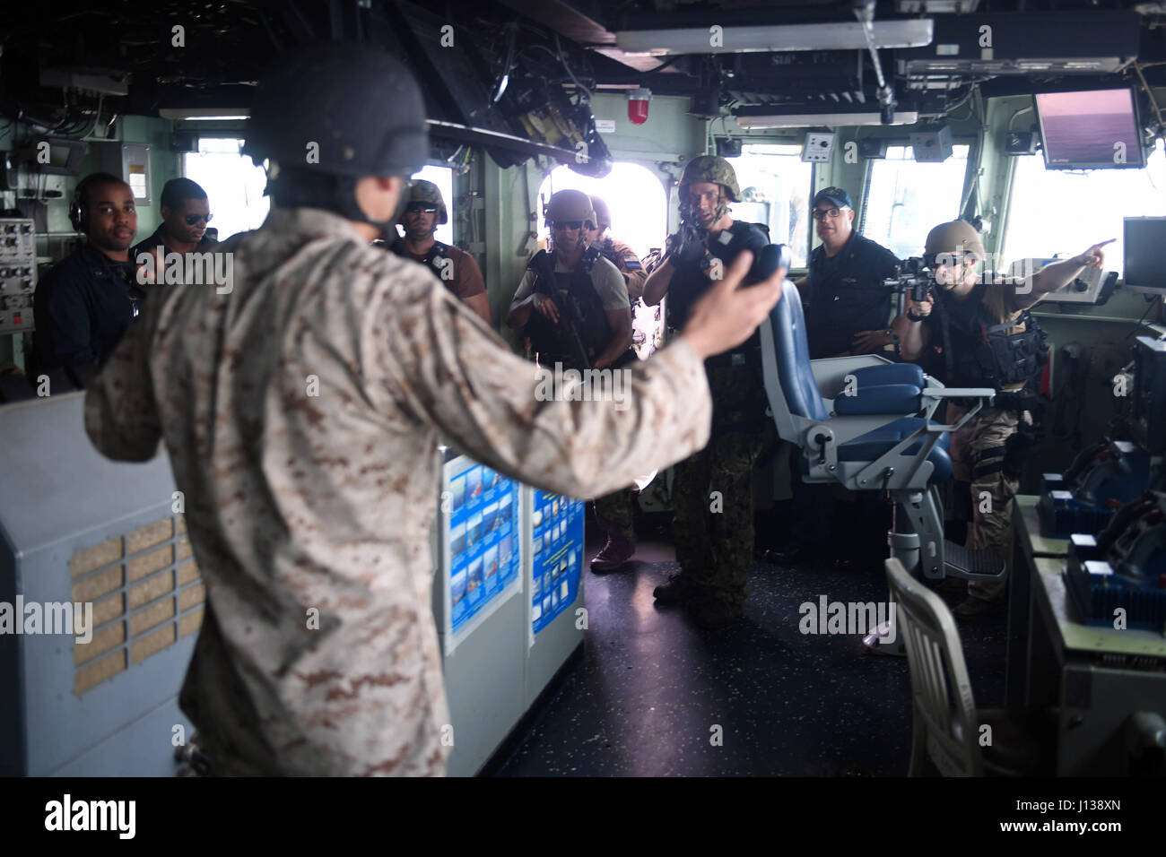 Sailors and Marines führen während der Übung „Alligator Dagger 17“ am 9. April 2017 im Golf von Aden Besuchsübungen an Bord der USS Carter Hall durch, um multilaterale Fähigkeiten und Einsatzbereitschaft in Abstimmung mit Partnern und Verbündeten zu verbessern. Stockfoto