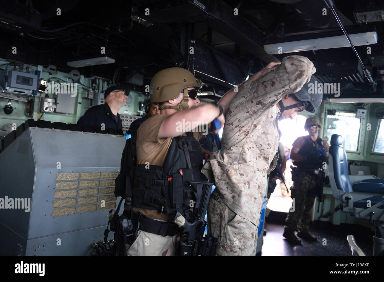 Ein VBSS-Team an Bord des amphibischen Dock-Landungsschiffs USS Carter Hall (LSD 50) entdeckt Schmuggel während der Übungen am 9. April 2017 im Rahmen der Übung Alligator Dagger 17, um die multilateralen Marinekapazitäten mit der US Navy, dem Marine Corps, Partnern und Verbündeten im Golf von Aden zu verbessern. Stockfoto