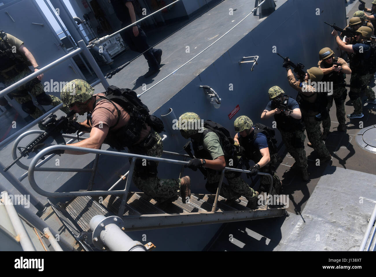 Seeleute, die dem VBSS-Team an Bord der USS Carter Hall (LSD 50) zugeteilt wurden, führten während der Übung Alligator Dagger 17 Übungen durch, um die multilateralen operativen Fähigkeiten im Einsatzgebiet der 5. US-Flotte zur Unterstützung der maritimen Sicherheit zu verbessern. Stockfoto
