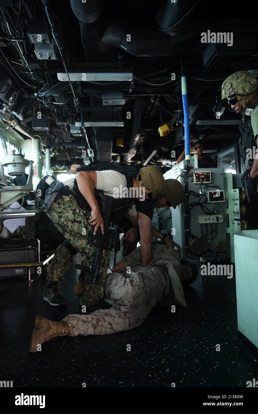 Seeleute des VBSS-Teams an Bord der USS Carter Hall und Marines der 24. MEU führen während des Alligatordaggers 17 Übungen auf der Schiffsbrücke durch, um die multilateralen Marine- und amphibischen Einsatzkapazitäten im Golf von Aden zu verbessern. Stockfoto