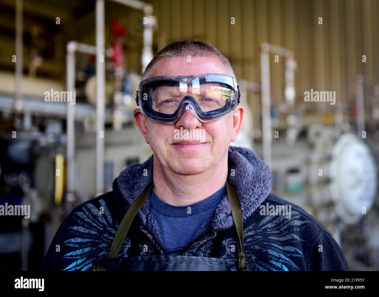 Darryl Hodge, 733rd Logistik Bereitschaft Squadron Brennstoffe Einrichtungen Kraftstoffe Verteilung Systeme Operator, posiert für ein Foto auf gemeinsamer Basis Langley-Eustis, Virginia, 10. April 2017. Brennstoffe Einrichtungen Flieger tragen eine Schürze, Handschuhe und Googles zum Schutz vor Verschmutzungen, die während der Brennstoffe Probenahme Prozess auftreten. (US Air Force Foto/Staff Sgt. Areca T. Bell) Stockfoto