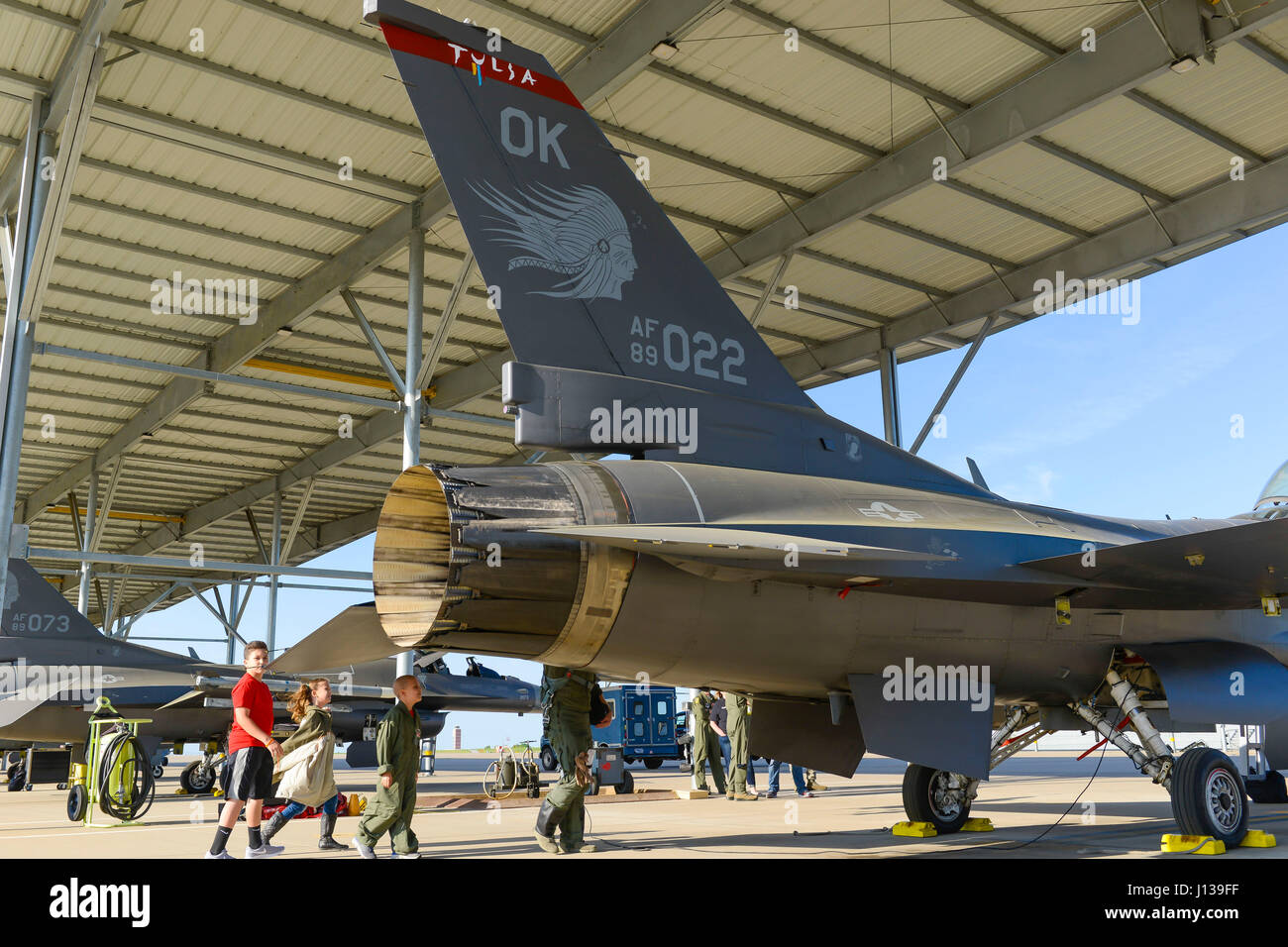 Capt Joshua Gower, 125. Fighter Squadron führt Sam "Brenner" Bilby, 138. Kämpfer-Flügel neueste Pilot für einen Tag und Geschwister Maddison und Logan in ein Flugzeug gehen-um überprüfen Sie vor dem Start hier 10. April 2017.  Der Pilot für einen Tag ist ein Programm, damit Kinder mit potenziell lebensbedrohlichen Krankheiten eine Chance, einen Tag im Leben eines f-16 Kämpfer-Piloten erleben.  (Foto: U.S. Air National Guard Senior Master Sergeant Roberta A. Thompson) Stockfoto
