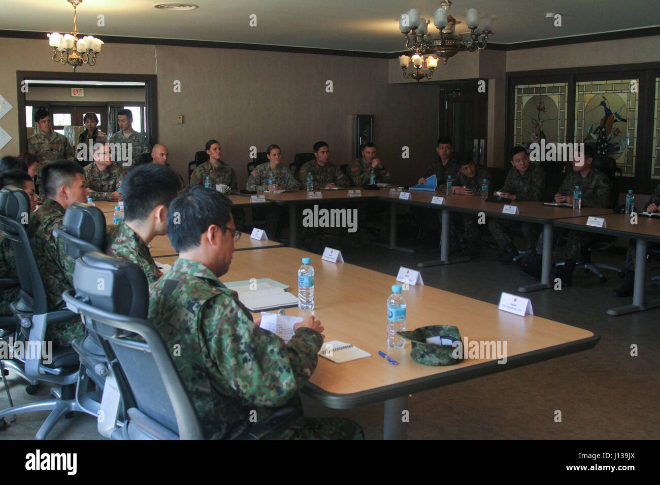 Service-Mitglieder aus der Republik Korea, Japan und den Vereinigten Staaten diskutieren über verschiedene Themen auf einem trilateralen Symposium am Yongsan Garrison, April 12. Die trilateralen Symposium dient erweitern und tauschen Informationen über Offiziere Führung, Pflichten und Verantwortlichkeiten zu gestalten und fördern eine bessere Beziehung für die Zukunft. (US Armee-Foto von Sgt. William Brown) Stockfoto