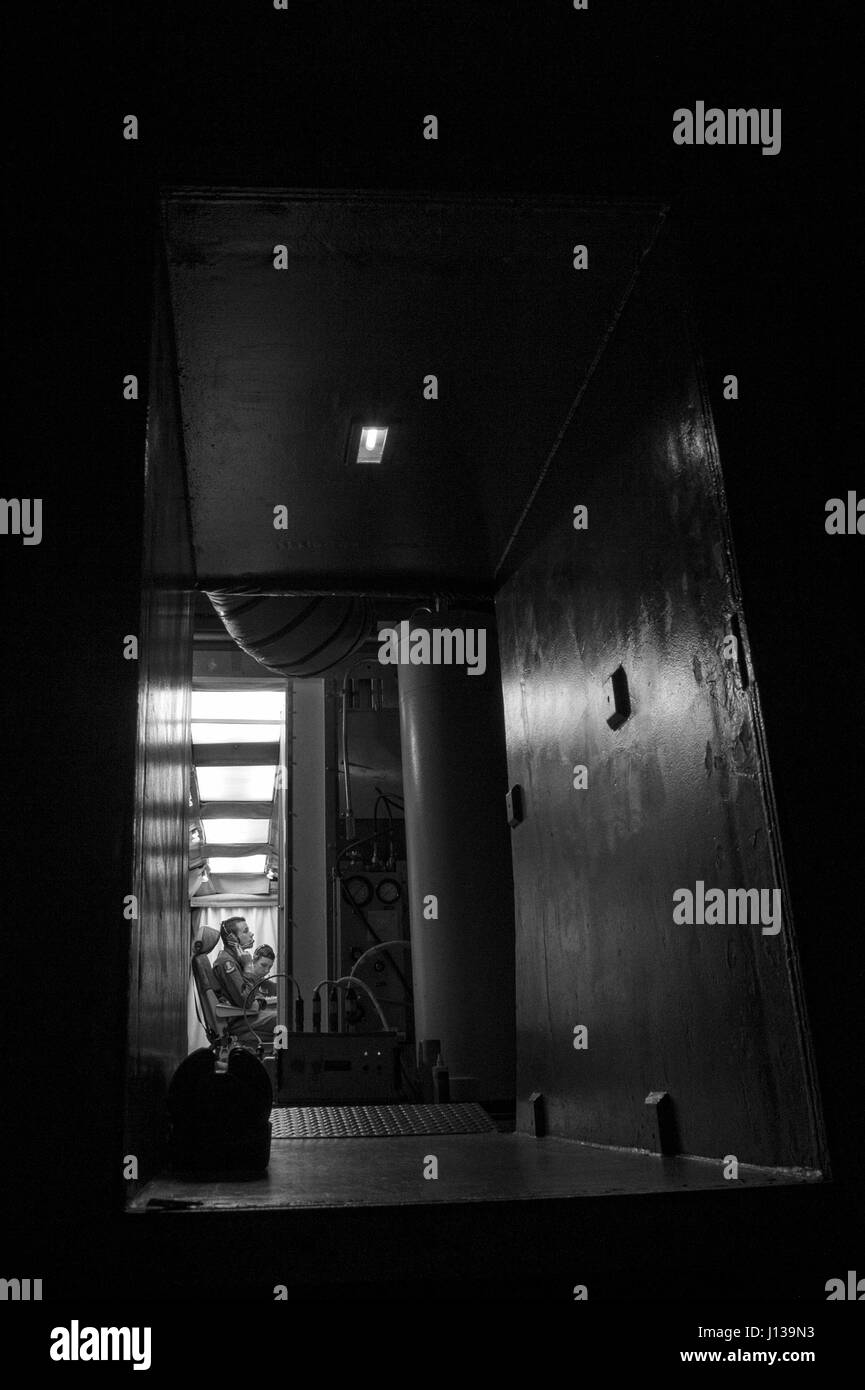 Missileers mit der 321st Missile Squadron durchziehen das Testdokument Sequenz während des simulierten elektronischen Start-Minuteman-Tests innen das Launch-Control-Center in einer Rakete Alarm Anlage in der 90. Missile Wing Rakete Komplex, Nebraska, 11. April 2017. Der Missileers arbeitete stark in Verbindung mit Rakete-Betreuer, einen Test der Minuteman III-Waffe-System-Komponenten durchzuführen. Ein erfolgreicher Test beweist das ICBM Waffensystem Wirksamkeit in einer sicheren Art und Weise. (Foto: U.S. Air Force Staff Sgt Christopher Ruano) Stockfoto