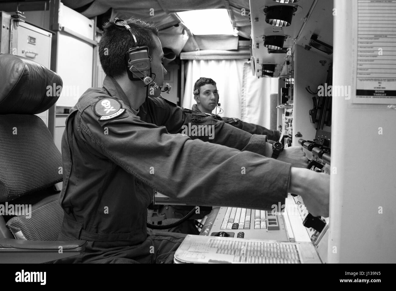 Simulieren Sie zweite Lt. Chris Davis, 321st Rakete stellvertretender Rakete bekämpfen Besatzung Staffelkapitän, und 1st Lt. Paul Lee, 321st MS Rakete bekämpfen Mannschaft Kommandant, wichtige Wendungen des Waffensystems Minuteman III während eines simulierten elektronischen Start-Minuteman-Tests innen das Launch-Control-Center in einer Rakete Alarm Anlage in der 90. Missile Wing Rakete Komplex, Nebraska, 11. April 2017. 90. MW trägt zur strategischen Verteidigung der Nation durch Erhaltung und den Betrieb 150 Minuteman III ICBMs und die damit verbundenen Start Einrichtungen. Ein erfolgreiche SELM-Test beweist das ICBM Waffensystem Wirksamkeit in Stockfoto