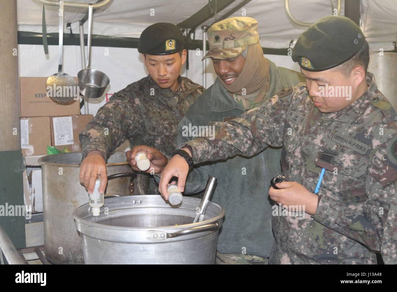 Soldaten aus 2ID Sustainment Brigade Verhalten kombiniert Food-Service-Vorbereitung, training, 11. April 2017, mit 대한민국 육군 (Republik der Korea Armee) 2. Logistik unterstützen Befehl in der lokalen Restaurants Einrichtung (DFAC) zur Unterstützung der Übung Operation Pacific Reichweite 17 in der Nähe von Pohang, Südkorea. Stockfoto