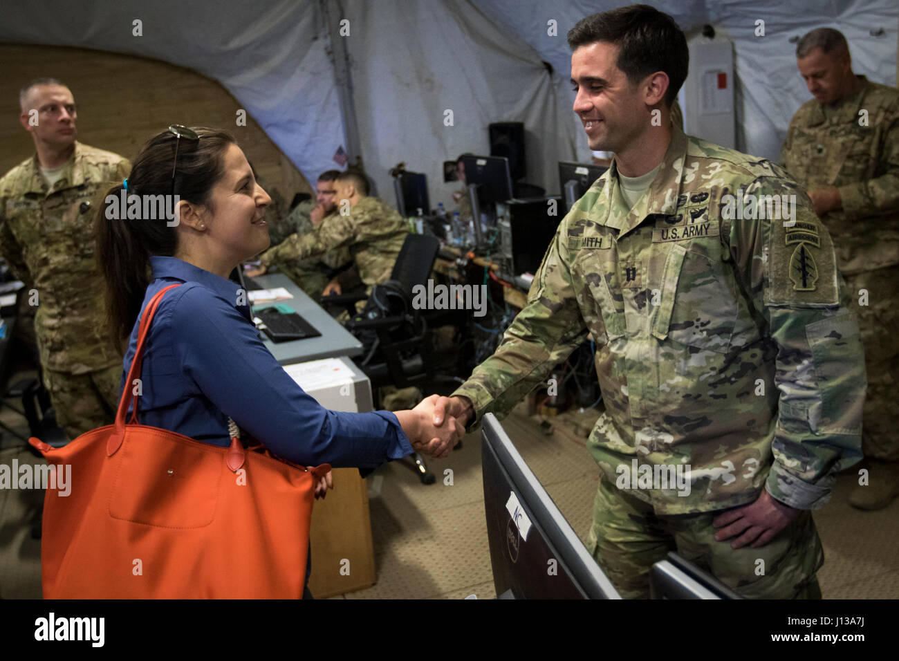 Ein Trupp aus New York zugewiesen, spezielle Operationen Joint Task Force - Betrieb innewohnende zu beheben, trifft Honorable Elise Stefanik, ein New Yorker Kongressabgeordnete und Vorsitzender des Unterausschusses der Fähigkeiten des House Armed Services Committee während einer Kongreßdelegation an die SOJTF-OIR-Zentrale in Südwestasien, 13. April 2017 und entstehenden Bedrohungen. SOJTF-OIR ist eine Unterkomponente der kombiniert gemeinsame Task Force – Betrieb innewohnende zu beheben. CJTF-OIR ist der globalen Koalition gegen ISIS im Irak und in Syrien. (Foto: U.S. Army Master Sgt. Mark Burrell, SOJTF-OIR) Stockfoto