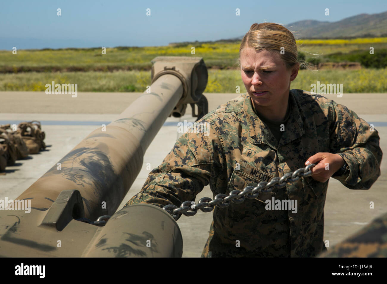 MARINE CORPS BASE CAMP PENDLETON, Kalifornien-Lance Cpl. Caitlin Mccoy eine Landung-Support-Spezialist mit Bekämpfung der Logistik-Bataillon 15, 15. Marine Expeditionary Unit, sichert Ketten zu einer Haubitze M777 während Phibron Meu integrierte Ausbildung in Camp Pendleton, 12. April 2017. PMINT legt den Grundstein für alle Elemente der MEU Beziehungen mit Navy Gegenstücke zu entwickeln und ein Verständnis für die Zusammenarbeit erforderlich, um die Mission zu erfüllen. (Foto: U.S. Marine Corps CPL Frank Cordoba) Stockfoto