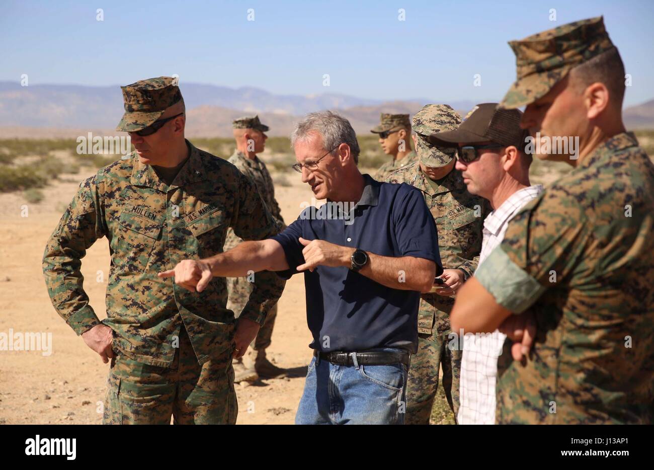 Combat Center Kommandierender General, Major General William F. Mullen III, fragt Dr. Brian Henen Basis Ökologe, natürliche Ressourcen und Environmental Affairs, Fragen über die Wüste Schildkröte-Translokation von der Marine Corps Air Ground Combat Center, Twentynine Palms, Kalifornien, 12. April 2017 erleichtert. Die Translokation, entsprechend der US Fish and Wildlife Service unterzeichnet biologische Gutachten, dient als eine ausgehandelte Milderung, eine vom Kongress mandatierten Land Expansion, die Combat-Center wird die Fähigkeit, große Skala Übung Ausbildung einer Marine-Expedition durchzuführen leisten zu unterstützen Stockfoto