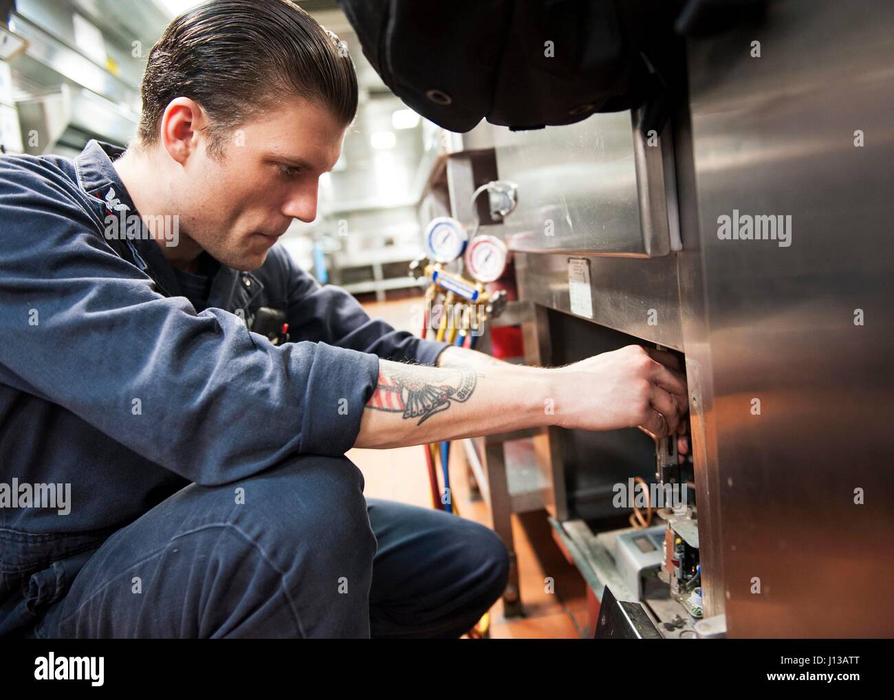 170412-N-FO981-0008 Pazifik (12. April 2017) – Lokomotiv 3. Klasse Patrick Hinton, zugewiesene Engineering Department auf amphibischer Angriff Schiff USS America (LHA-6), ein Ventil auf einen Kühlschrank-Einheit in das Schiff Galeere kalibriert. Amerika wird derzeit mit mehr als 1.000 Matrosen und 1.600 Marines amphibischen Geschwader/Marine Expeditionary Unit Integration Operationen in Vorbereitung auf das Schiff Jungfernfahrt Bereitstellung noch in diesem Jahr durchführen. (Foto: U.S. Navy Massenkommunikation 3. Klasse Jacob Holloway) Stockfoto