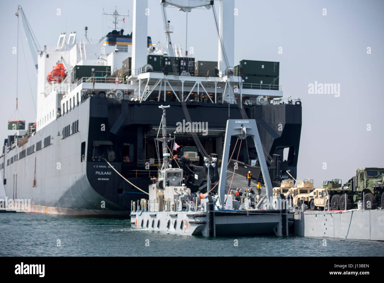 US-Marines, Matrosen und Küste Gardisten an Bord der USNS Pililaau laden zu führen und Laden der Ladung und Ausrüstung während der kombinierte gemeinsame Logistik über The Shore (CJ lose) Übung in der Republik Korea (ROK) in der Sea Of Japan, Pohang, Korea, 13. April 2017 aus. CJ viel übt sich entwickelt, um USA und ROK Soldat innen, wichtige logistische Maßnahmen in einem strategischen Bereich zu erreichen, bei der Stärkung der Kommunikation und Kooperation zwischen der USA und ROK Allianz zu trainieren. (Foto: U.S. Marine Corps MCIPAC Bekämpfung der Kamera Lance Cpl. Antonia E. Mercado) Stockfoto