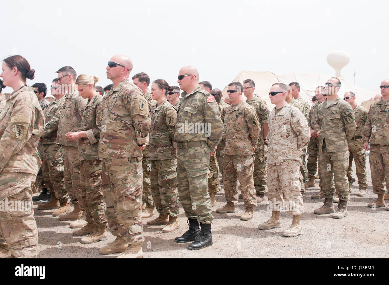 SOJTF-OIR führt eine Zeremonie zum Ersatz von Patches in Südwestasien durch, die seine fortgesetzte Mission symbolisiert, ISIS zu besiegen und operative Erfolge und die Identität der Einheit hervorzuheben. Stockfoto