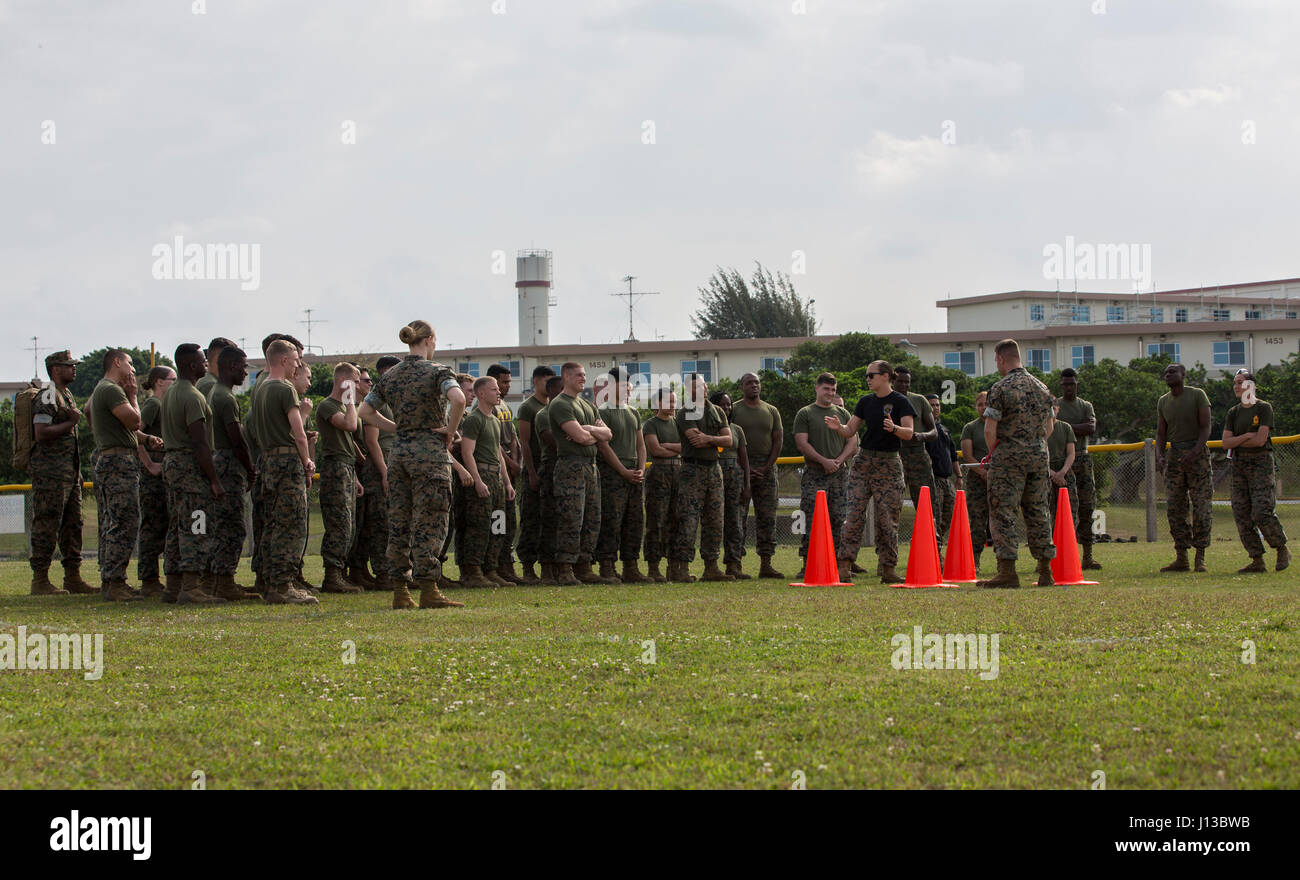 US-Marines mit Hauptsitz und Support Battalion (H & S BN), Marinekorps Installationen Pacific (MCIPAC), werden während einer Schulung Sicherheit Augmentation Force (SAF) auf Camp Kinser, Okinawa, Japan, 14. April 2017 mit Oleoresin Capsicum besprüht. Marines während H & S BN, MCIPAC, Freiwillige zu SAF zertifiziert, um der Provost Marshal Büro bei Bedarf zu unterstützen. (Foto: U.S. Marine Corps MCIPAC Bekämpfung der Kamera Lance Cpl. Christian J. Robertson) Stockfoto