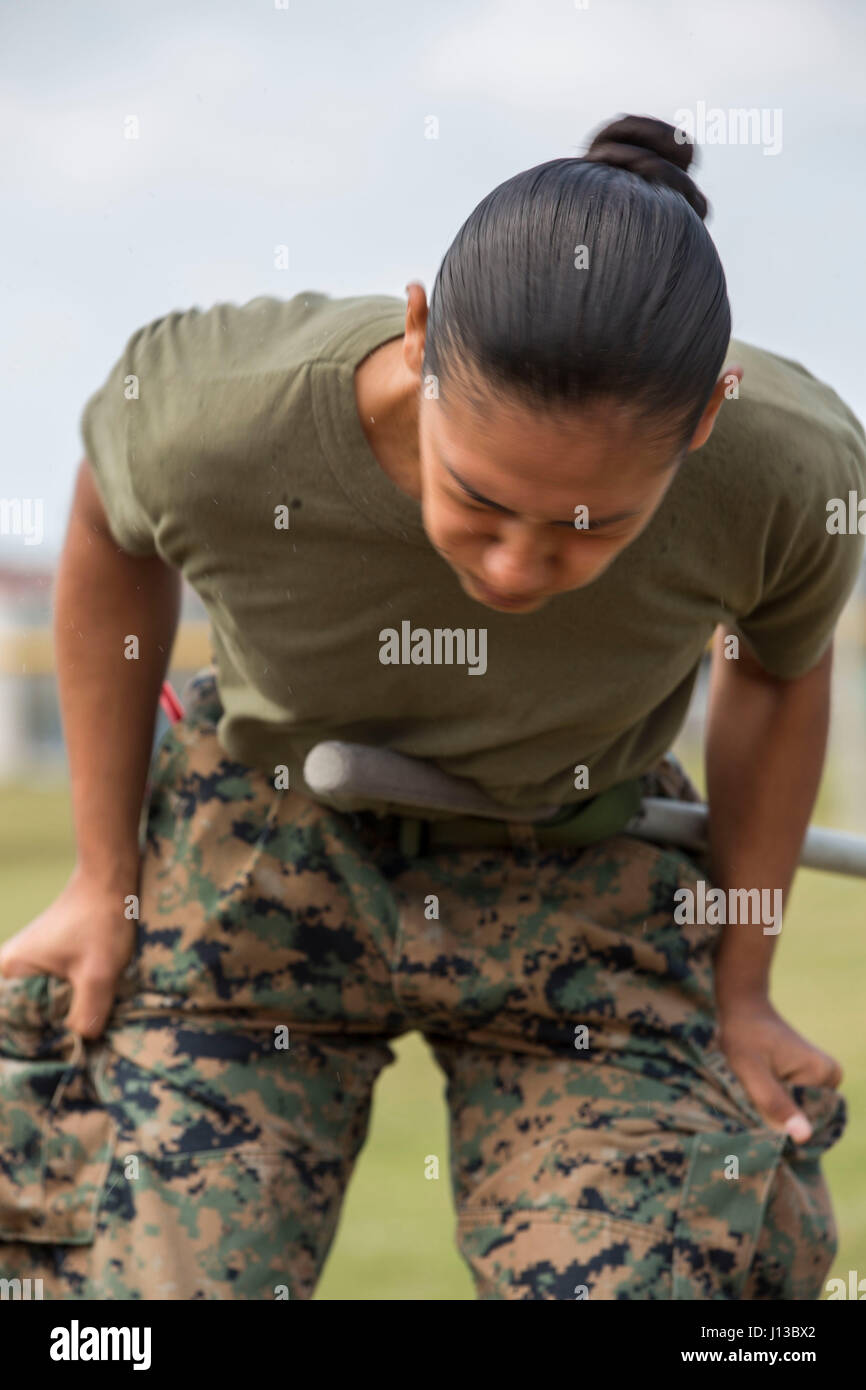 Ein US-Marine mit Hauptsitz und Support Battalion (H & S BN), Marinekorps Installationen Pacific (MCIPAC), schüttelt den Kopf nach besprüht mit Oleoresin Capsicum während einer Schulung Sicherheit Augmentation Force (SAF) auf Camp Kinser, Okinawa, Japan, 14. April 2017. Marines während H & S BN, MCIPAC, Freiwillige zu SAF zertifiziert, um der Provost Marshal Büro bei Bedarf zu unterstützen. (Foto: U.S. Marine Corps MCIPAC Bekämpfung der Kamera Lance Cpl. Christian J. Robertson) Stockfoto