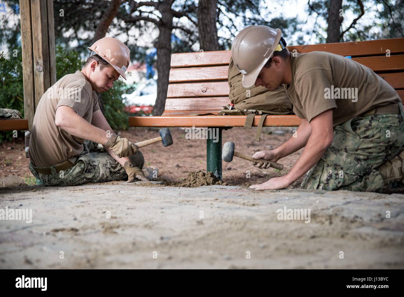 POHANG, Südkorea (14. April 2017) – Seabees von amphibischen Bau Bataillon (ACB) 1 und ROK Seabees von Naval Mobile Bau-Bataillon 1 und 2 befestigen einen gemauerten Gang an einem lokalen Rehabilitationszentrum. ACB 1 beteiligt sich an Operation Pazifik erreichen Übung 2017, einer bilateralen Fortbildungsveranstaltung zur Bereitschaft zu gewährleisten und aufrechtzuerhalten der ROK-US-Allianz durch ein Bereich Distribution Center (ADC), ein Air Terminal liefern Punkt (AZP), kombinierte gemeinsame Logistik Over-the-Shore (CJLOTS), und die Nutzung der Schiene, Binnengewässer und Küsten Liftbetrieb um die Operationa zu überprüfen Stockfoto