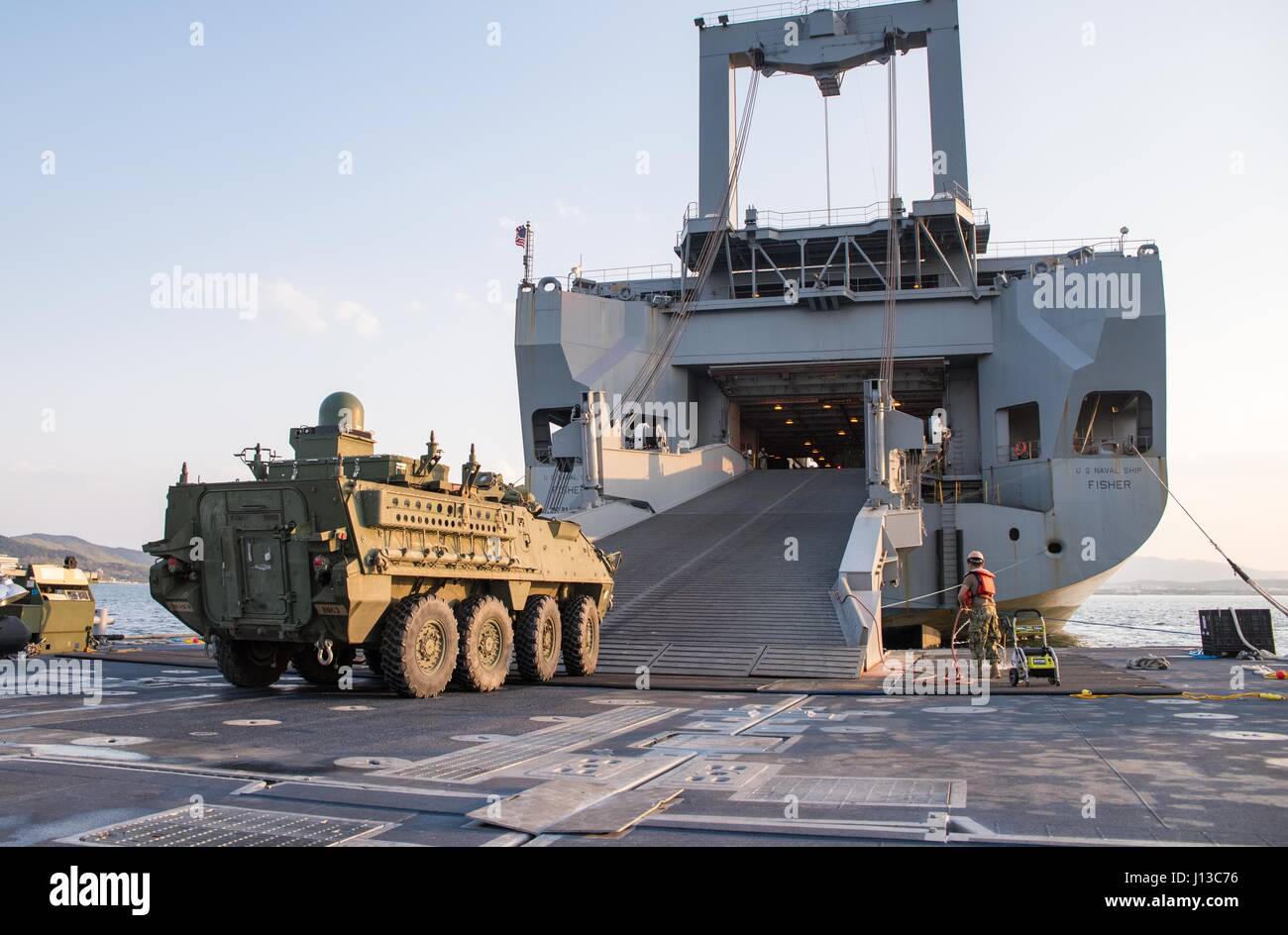 POHANG, Südkorea (15. April 2017) – Segler amphibische Bau-Bataillon 1 Guide Stryker Infanterie Trägerfahrzeuge auf die Rampe Military Sealift Command USNS Fisher (T-AKR 301) während der Operation Pazifik erreichen Übung 2017 (OPRex17) befestigt. OPRex17 ist eine bilaterale Fortbildungsveranstaltung zur Bereitschaft zu gewährleisten und aufrechtzuerhalten der ROK-US-Allianz durch die Ausübung einer Bereich Distribution Center (ADC), ein Air Terminal liefern Punkt (AZP), kombinierte gemeinsame Logistik Over-the-Shore (CJLOTS), und die Verwendung von Schiene, Binnenschifffahrt, und Küsten Liftbetrieb der operativen validieren erreichen co Stockfoto