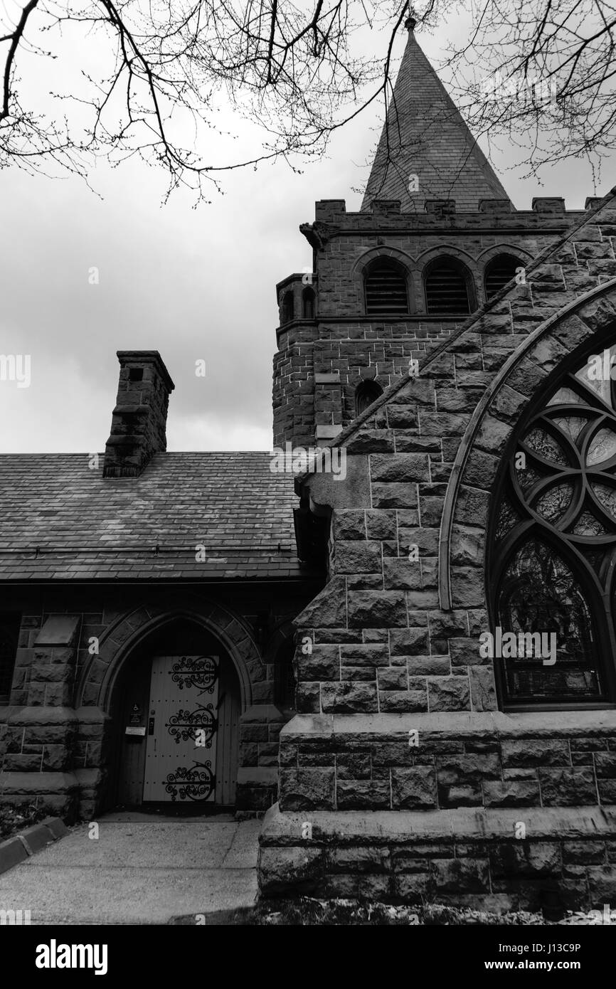 Seite der schwarzen und weißen Kirche Stockfoto