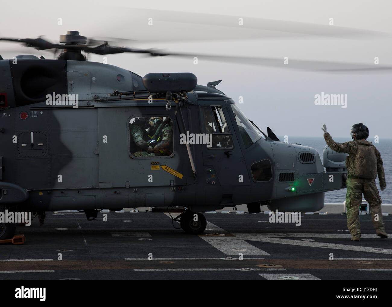Piloten der britischen Royal Navy führen während der Übung Alligator Dagger 17 im Golf von Aden am 8. April 2017 mit einer AW-159 Lynx Wildcat auf dem Flugdeck der USS Bataan Touch-and-Go-Manöver durch, um die multilateralen Einsatzfähigkeiten zu verbessern. Stockfoto