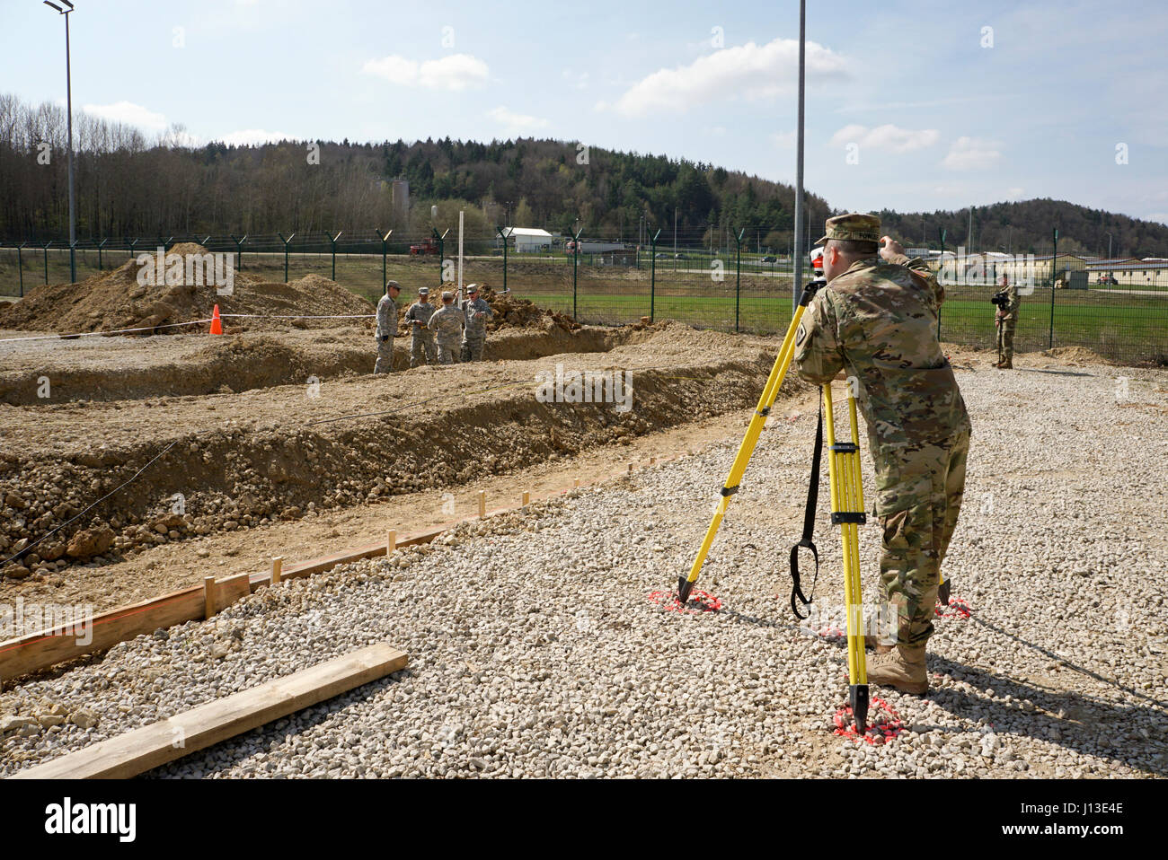 Staff Sgt William T. Fowler, Bauleiter und Sicherheit Unteroffizier verantwortlich, Erhebungen die Website, wo eine Luftlandeausbildung Anlage 5 April gebaut werden soll. Texas Army National Guard Soldaten aus der 236. Pionierbataillon werden derzeit mit den Mitgliedern der Armee der Tschechischen Republik, 151. Pionier-Bataillon, errichtet ein Fallschirm landen Herbst (PLF) komplexe im Bereich Joint Multinational Readiness Center Training, Hohenfels, Deutschland integriert. Der Komplex wird vor Sprung Techniken und Sicherheitstraining für airborne Soldaten bereitstellen. (Foto: U.S. Army Sergeant Karen Sampson) Stockfoto