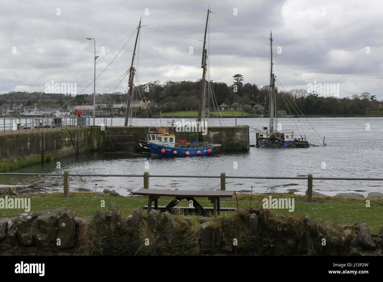 Versunkenen Boot am Kai in Strangford Lough an Portaferry. Stockfoto