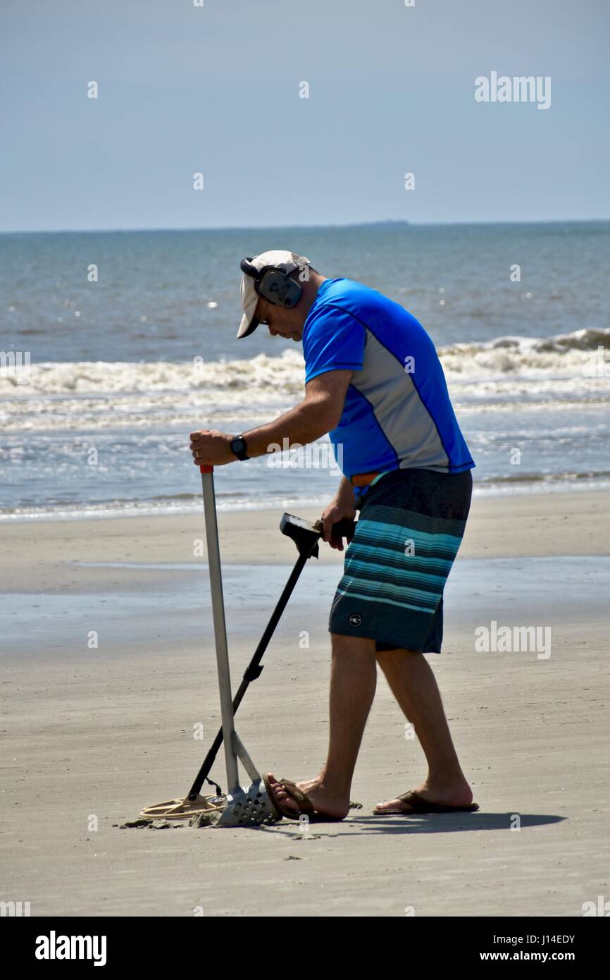 Mann auf der Suche nach Gold und Schmuck am Strand Stockfoto
