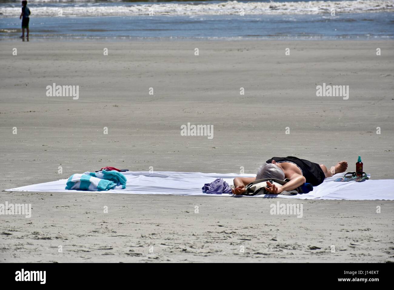 Hilton Head Island, South Carolina Menschen genießen einen warmen Tag am Strand Stockfoto