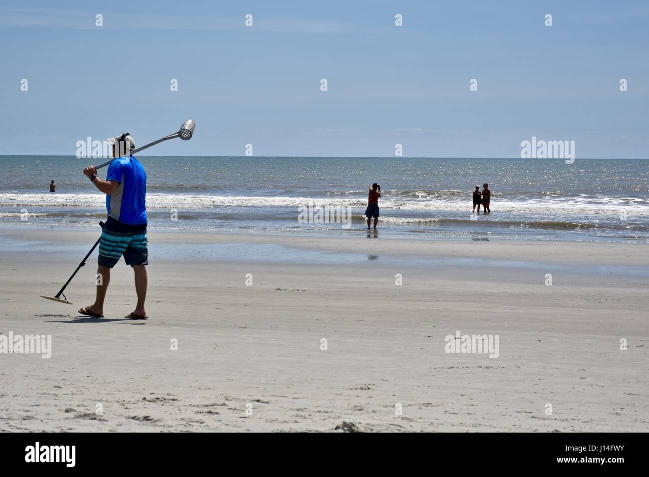 Mann auf der Suche nach Gold und Schmuck am Strand Stockfoto