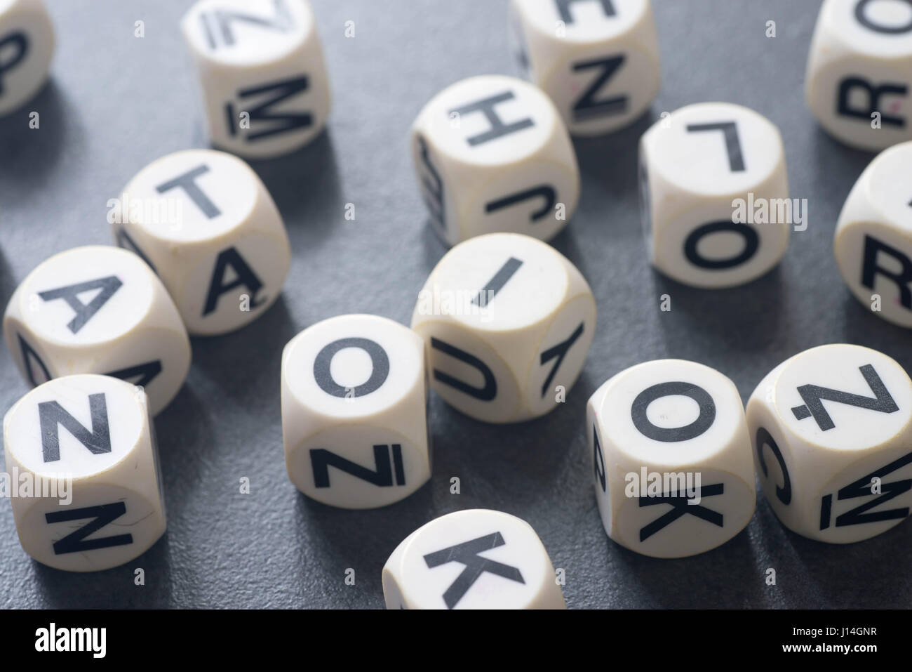 Spielzeug-Ziegel mit Buchstaben auf Tisch Stockfoto