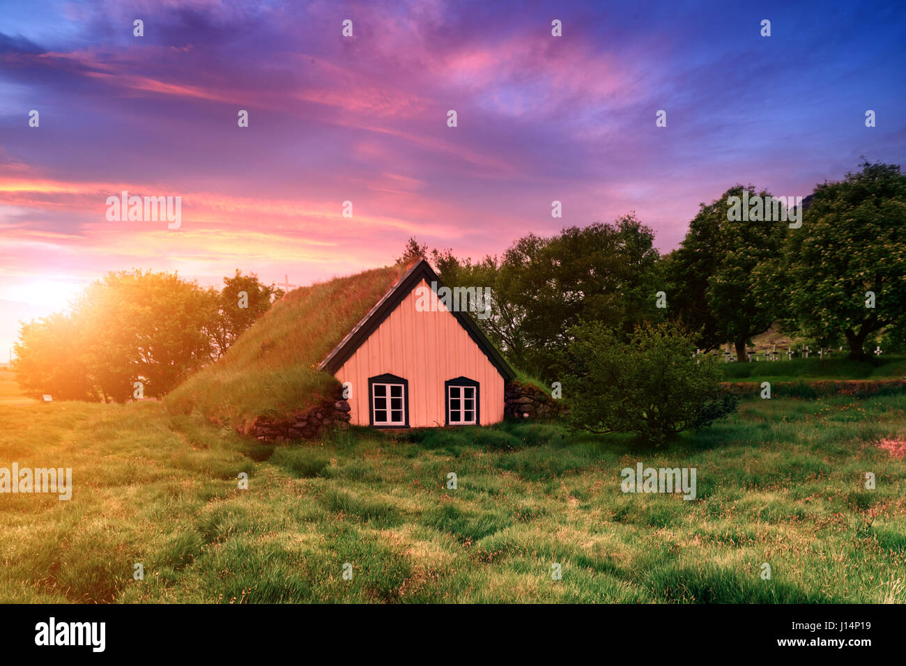 Traditionelle Rasen-Top-Kirche im Dorf Hof, Vatnajökull-Nationalpark, Island. Stockfoto