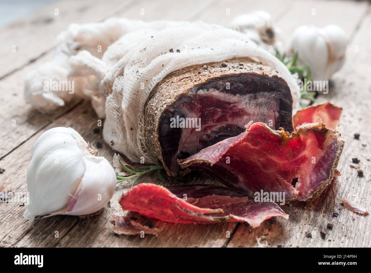 jerked Beef auf Holzplatte Stockfoto