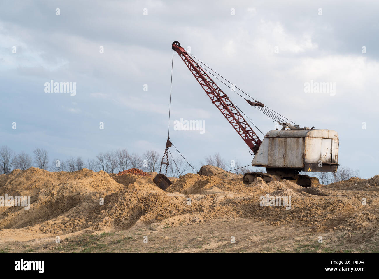 Bagger im Steinbruch roter Tonerde Stockfoto