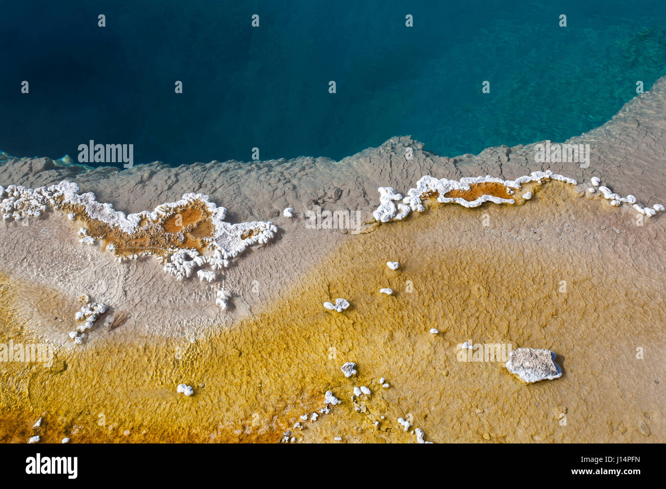 Mineralische Ablagerungen an Blackpool, West Thumb Geyser Basin, Yellowstone-Nationalpark, Wyoming, USA Stockfoto
