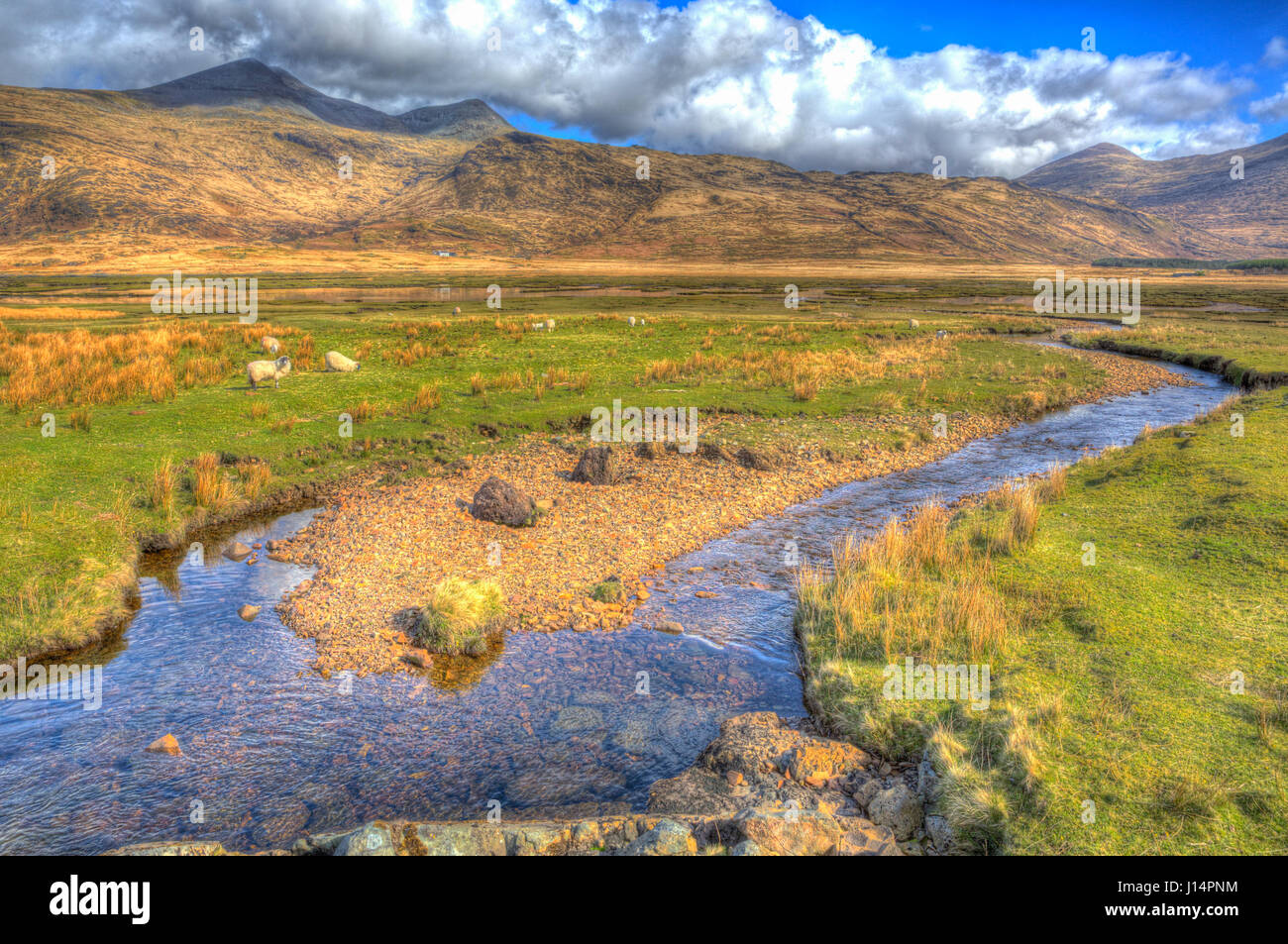 Insel Mull Scotland UK ländlichen Szene mit Blick auf Ben More und Glen More Berge in bunte hdr Stockfoto