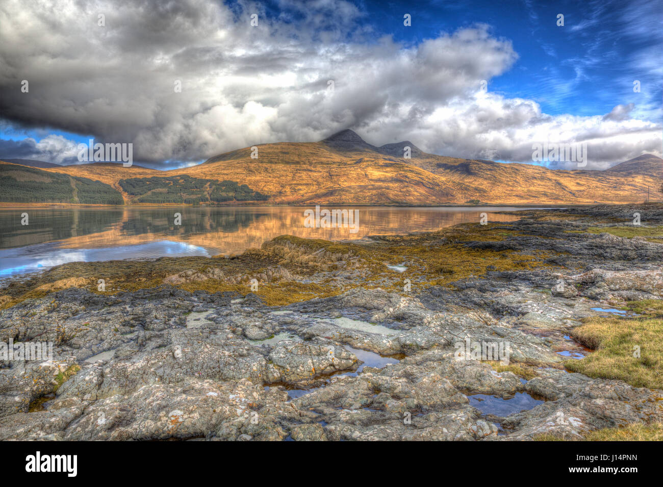 Insel Mull Scotland UK schöne Loch Scridain mit Blick auf Ben More und Glen More Berge an ruhiger Frühlingstag im bunten hdr Stockfoto