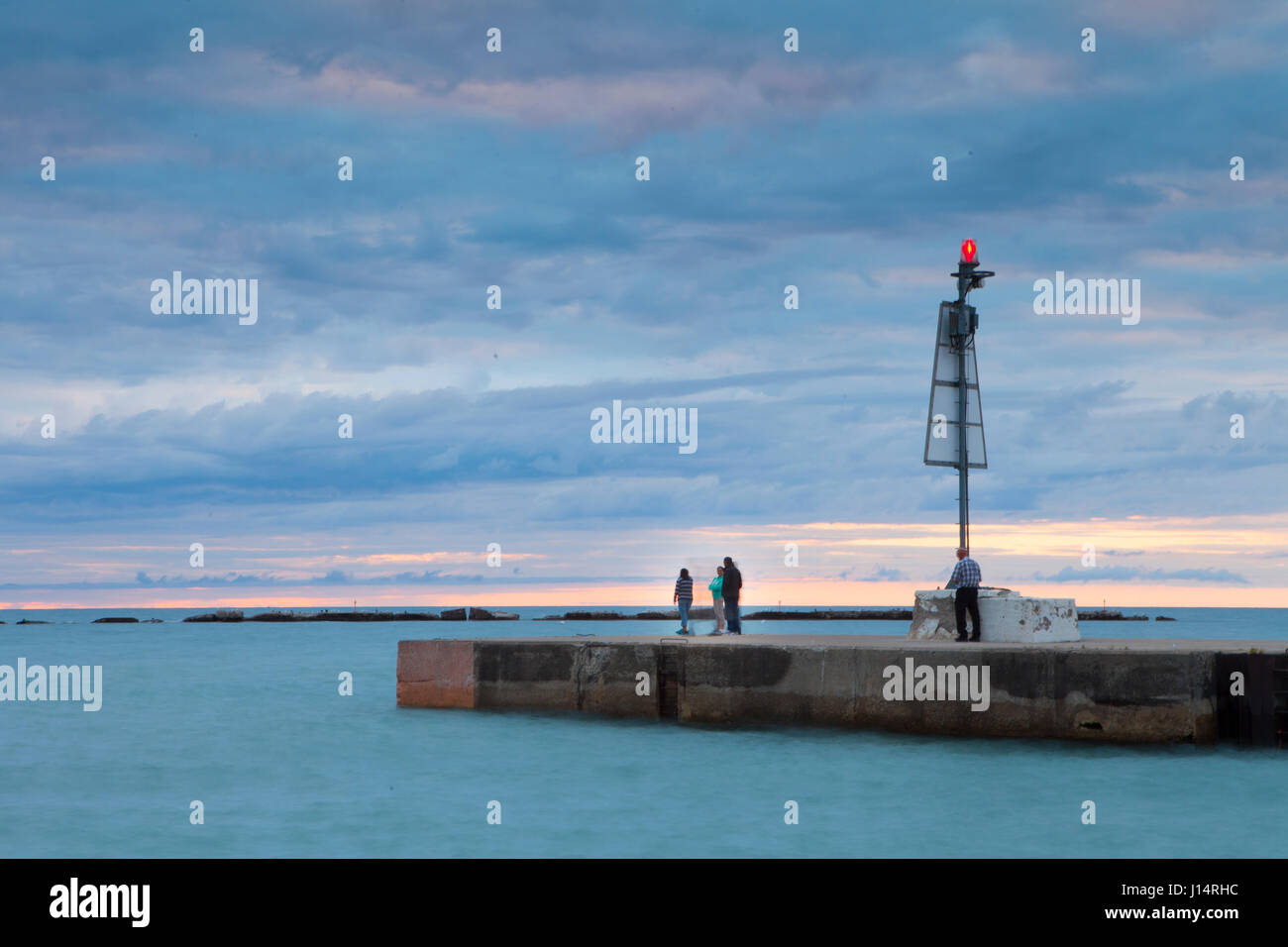 Betonpfeiler, die zum Kincardine Hafen aus der Hauptstrand in der Township von Kincardine, Ontario, Kanada am Lake Huron, Teil von North Amer führt Stockfoto