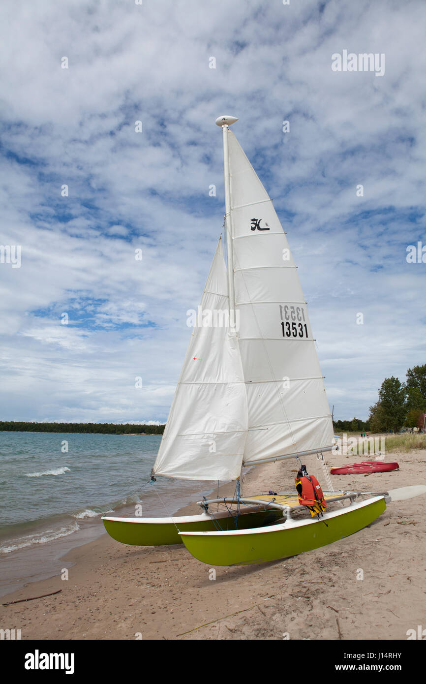 Segelboot auf der Uferlinie des Inverhuron Strand nördlich von Kincardine, Ontario, Kanada Stockfoto