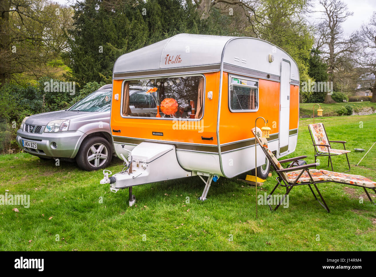 Typische alte Caravan oder Wohnwagen in einem Park, Großbritannien, im Frühlingsurlaub Stockfoto