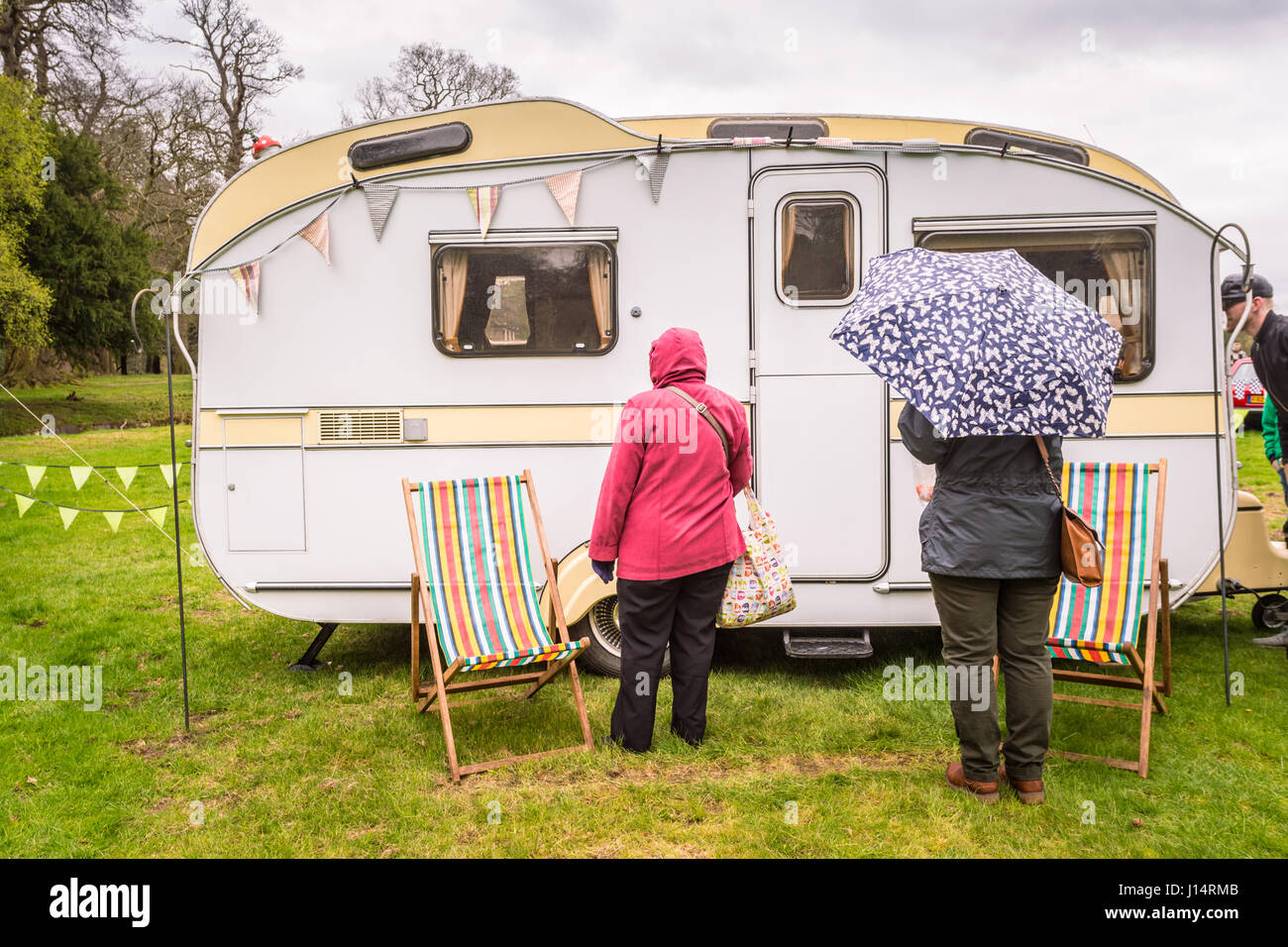Typische alte Caravan oder Wohnwagen in einem Park, England, in nassen Wetter im Frühling Urlaub Stockfoto