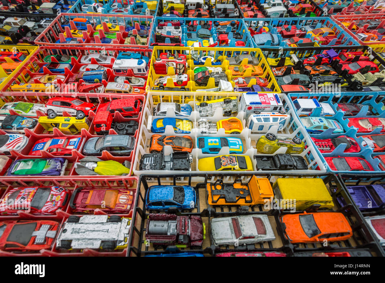 Boxen von Spielzeug-Autos-Autos auf den Umsatz in einem Markt Stockfoto