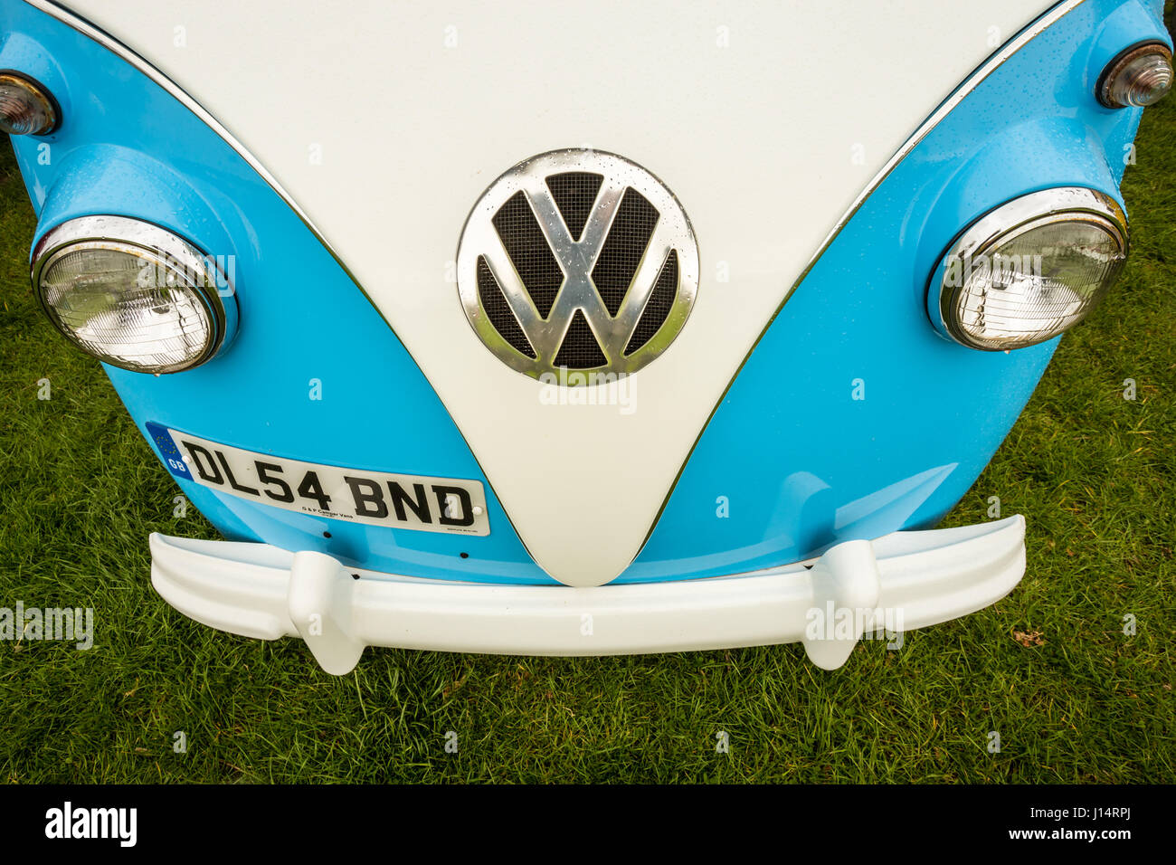 Blick Doen auf Vorderseite des alten Vintage VW Volkswagen Wohnmobil camper Stockfoto