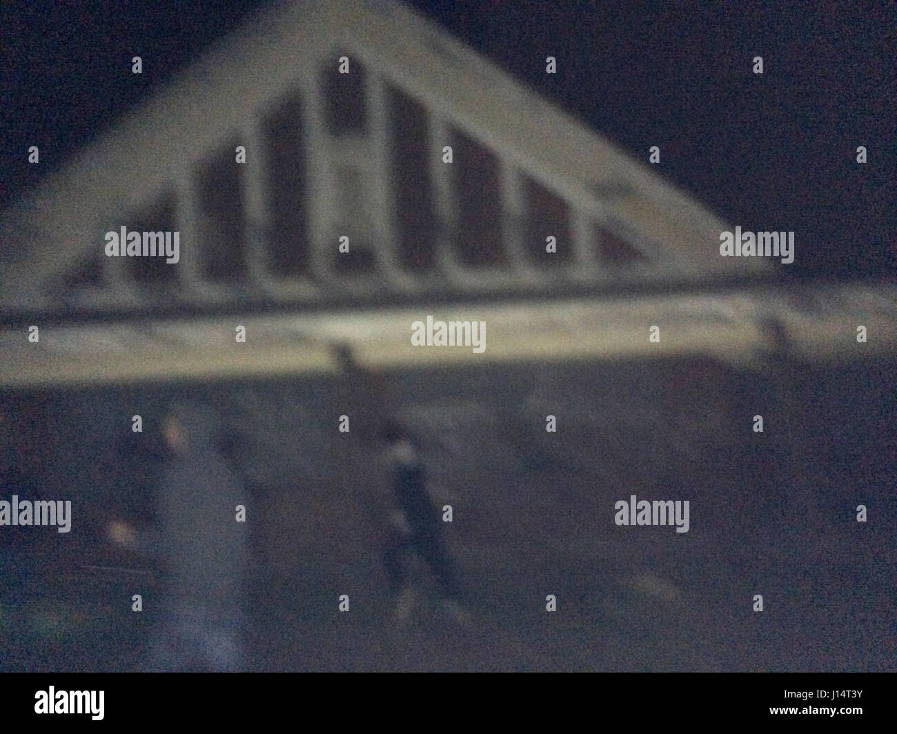 LARUNDEL Asyl, MELBOURNE, Australien: Ein anschließen geht unwissentlich vorbei an scheinbar ein Gespenst hängend durch ein Seil um den Hals. KÖNNEN diese PHATASM-IC-Fotos und Videos aufgenommen von einem Friseur beweisen die Existenz von Geistern? Aus einer schaurigen Kind-Phantom schnappte beim Blick aus dem Fenster um ein Gespenst hängt wie ein Seil um den Hals hat behauptet eine mutige Dame sie fotografische Beweise des übernatürlichen erobert hat. Schockierende Videoaufnahmen zeigt eine weiße Erscheinung fliegen direkt über einen Durchgang, direkt vor der Kamera.  Dreißig Jahre alten Kristy Jane Dean von Melb Stockfoto